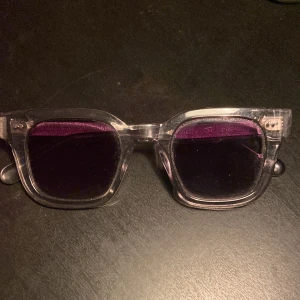 Chimi 04 Grey - Säljer dessa då ja har tröttnat på dom och vill ha ny färg, byter gärna mot ett par bruna! Dom är lite lösa i bågarna och lite repiga men inget som märks när man har på sig dom, inte från andras håll heller. Box, fodral, kvitto och påse medföljer!