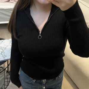 Svart tröja - Säljer denna svarta långärmade tröja från bikbok med en zip detalj. Bekvämt material och sitter hur fint som helst. Storlek XS men passar även mig som är en M