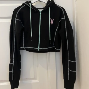 Playboy hoodie - Cropped hoodie från Playboy, Missguided. Svart med ljusblåa/ turkosa sömmar och rosa playboy broderi.