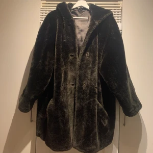 Mysig kappa - Kappa/jacka, supermysig. Köpt second hand, tecken på användning finns. Saknar knappar. Stor fin luva! 