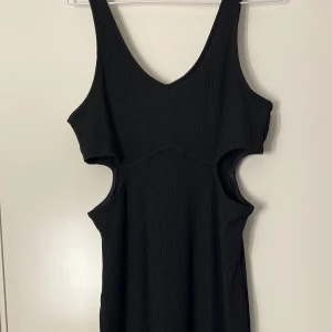Klänning - En svart cutout klänning från hm i storlek M. Svårt att få med hela klänningen i bild men den går till vaderna ungefär.