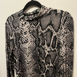 Långärmad tröja från Ginatricot strl S  - En ormmönstrad tröja från Ginatricot strl S!  Passar M ☺️ bra skick!  