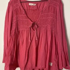 Oddmolly blus - En rosa blus från Odd Molly. Osäker på storlek men skulle säga S/M.