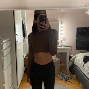 Tröja - Säljer denna coola bruna tröjan som aldrig har kommit till användning