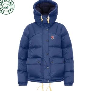 fjällräven jacka mörkblå - säljer nu min fina fjäll räven jacka i mörkblå! inget som helst fel på den, helt i ny skick, köpt förra vintern!! kontakta mig om ni har några frågor❤️. vid snabb affär 4400