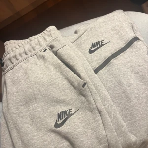 Nike  - Säljer ett helt sett, andvänt några gånger! Använder det inte längre! Passar mig som vanligtvis brukar ha Xs.🌸