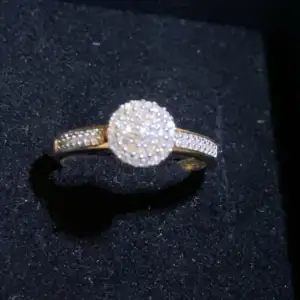 Ring i 18K guld med 51 diamanter 0,16ct, glimrar jätte fint i verkligheten. Inga repor, knappt använd, storlek 17. (Kan tänka mig sänka priset om du är seriös och vill köpa snabbt, kan även stå för frakten☺️). Nypris 7500kr