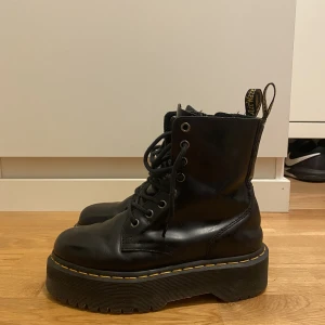Dr Martens Jadon Platå - Dr Martens i modellen Jadon, i använt men fint skick. Stl 37. Mitt pris 900kr eller accepterat bud, kan fraktas men då står köparen för frakten. Kan även tänka mig att byta till 38 eller 39 om det skulle vara intressant! Finns i Kalmar💕