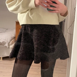 Stickad kjol - Så fin stickad tjock kjol perfekt nu till höst/vinter! Från Zara storlek S 💕