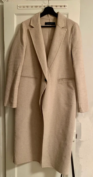 Kappa ZARA handmade - Fin beige kappa i ull och handmade. I storlek S , i fint skick och ny kemtvättad.  Rök och djurfritt hem. 