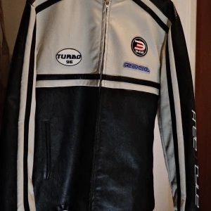 Läder jacka- MC-jacka  - Mc jacka från Asos-design stolek S, jag har aldrig använder den tag finns kvar. Helt ny säljer för den är för stor för mig