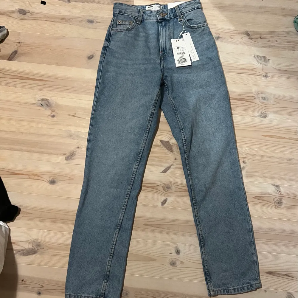 Säljer mina nyköpta jeans då de är för små i midjan för mig. Önskade jag kunde spara dom då de är väldigt fina men som sagt blir de för tighta för mig.  Perfekt längd (är 163)  Säljer för samma pris jag köpte men står för frakten.. Jeans & Byxor.