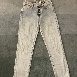 Superfina par jeans från H&M. Passar med Allt! Använda några gånger men fortfarande i sitt bästa skick. 