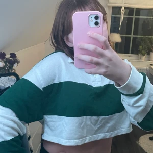 Cropped tröja med krage - Denna tröja säljer jag i strl XS för 100kr+frakt, köpt från H&M💕 Nypris: 150kr💕 Säljer pågrund av att den aldrig används.