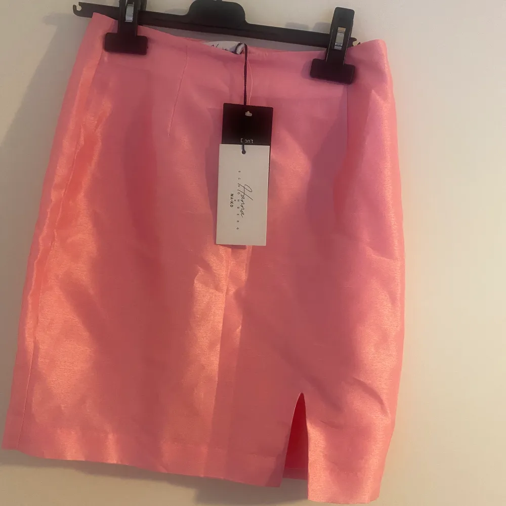 Säljer denna supersnygga kjol från Hanna Schönbergs kollektion för Na-kd då den är förliten för mig, prislappen är kvar!!. Kjolar.