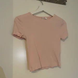H&M - Jättefin T-shirt! Kimminge till användning. 50kr+frakt 