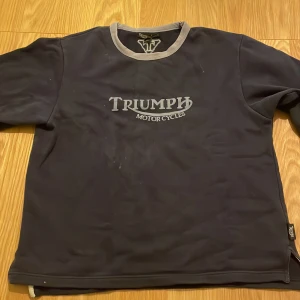 Triumph sweatshirt - Triumph motorcycles-tröja, köpt second-hand, använder sällan längre, är strlk small men den är ganska oversize då strlken troligen är herrstorlek, kan frakta men köparen betalar för frakt