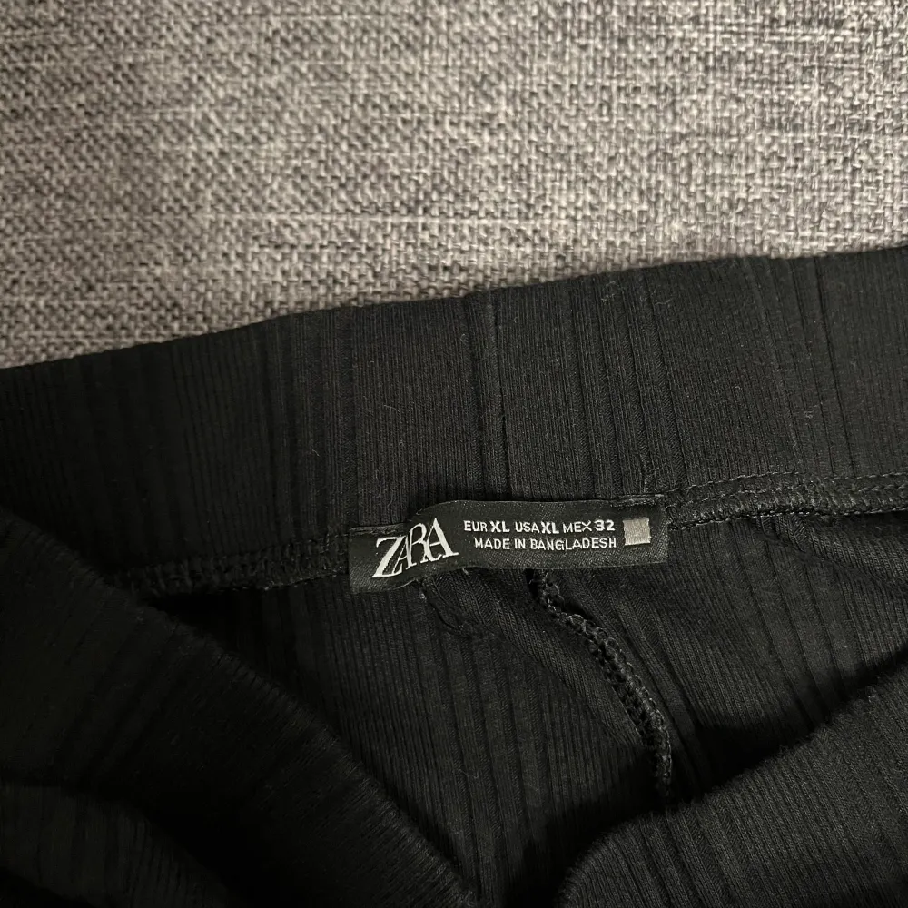 Svarta ribbade bootcut right från Zara i storlek XL. Väldigt små i storleken, hade passat M-L. . Jeans & Byxor.