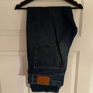 Levis stay loose - Hej! Säljer dessa Levis jeans då dom ej faller mig i smaken längre. Köpta för ca 2 år sedan men är så pass lite använda så dom är i prima skick. Storlek 34-32. Säljer dessa för 600 nypris 1300, köpare betalar frakt. Vid frågor är det bara att skriva!