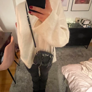 Zadig väska  - Säljer min zadig väska i minsta storleken. Väl använd har har tappat lite färg på dragkedjan. Skriv för fler när bilder.