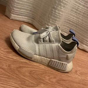 Adidas nmd r1 - Superfina och de är i använt skick. Storlek 38 2/3. Nypris 1299kr.