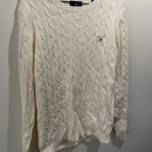 Gant kabelstickad tröja - Gant kabelstickad crew neck bommulströja. Storlek M. Typ aldrig använd. 