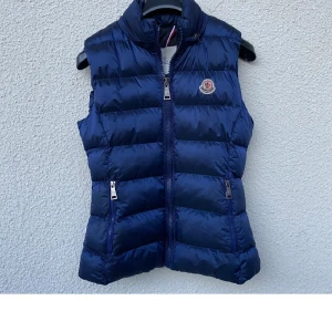 Moncler väst  - En jätte fin Moncler väst som jag fick men tyvärr passade it den mig. Den har färgen Royal blue och är i storlek 1/S.den har en mysig luva som man kan ta bort o lägga igen. Den är för tjejer. Qr kod funkar. Först till kvarn
