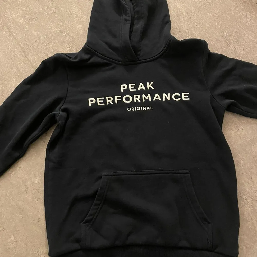 Mörkblå peak performance hoodie i ny skick. Hoodies.