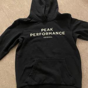 Peak performance hoodie - Mörkblå peak performance hoodie i ny skick