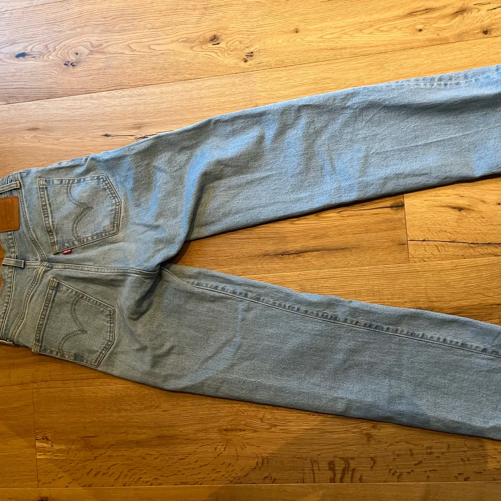 Högmidjade Levis jeans med straight fit. Som nya knappt använda, säljer då den inte används längre. Jätte skönt matial och passform. Dem är i storlek 25:) dem är mer ljusblåa i verkligheten, på bilden ser dom lite går ut. Pris kan diskuteras. Jeans & Byxor.