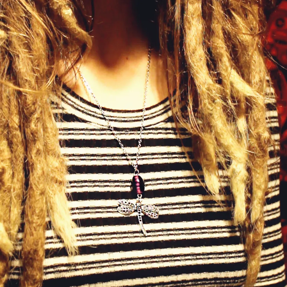 Handgjort (av mig) halsband med en lila glaspärla och en magisk trollslända i metall. Halsbandet är i form av en kedja med en låsmekanism.. Accessoarer.