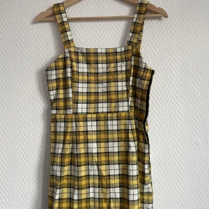 Rutig klänning  - Super söt rutig klänning ifrån Hm  Har en dragkedja längst sidan  Slutar mitt på låren på mig (165cm) 