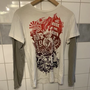 Långärmad tröja - As ball tröja med insydda ärmar och något tryck fram på tröjan, bekväm och inga skador eller likande❤️❤️( oklart vart den kommer ifrån)