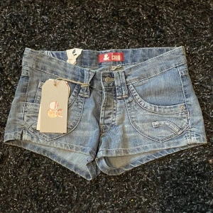 Y2K lågmidjade jeansshorts w27” - Helt oanvända med lapp. Köpta under tidigt 2000-tal. Korta och väldigt lågmidjade jeansshorts med knappjylf från hm, med liten slut på sidan av benet   🫧Priset kan diskuteras vid snabb affär🫧