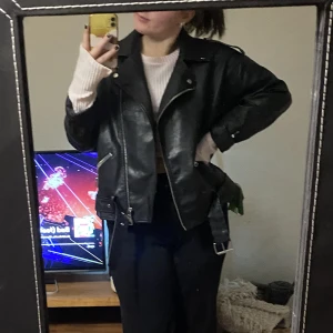 Skinnjacka - Oversized skinnjacka med bälte