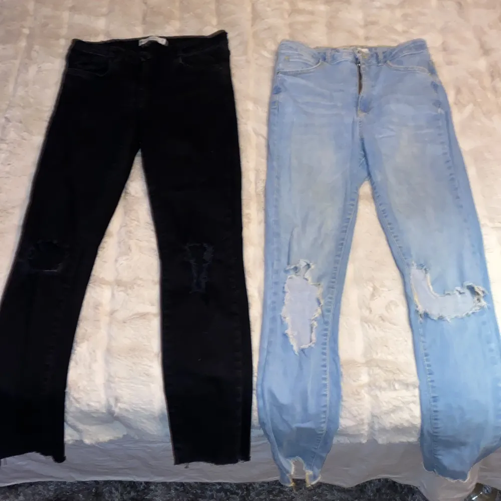 Säljer två par jeans från Gina tricot med hål. Storlek 38. Jeans & Byxor.