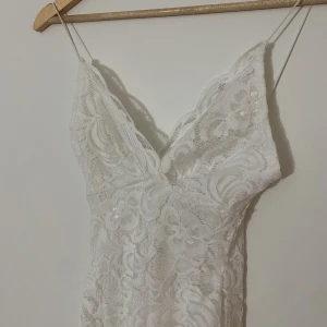 Klänning  - Vit tight klänning, aldrig använd