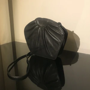 Accessories MQ  - Mellan liten  handväska perfekt för mobil och lite smink. Hel och ren, fin både inne och ute 