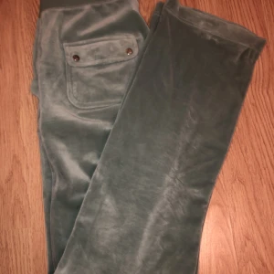 Juicy Couture  - Inga defekter alls. Har inte använt många gånger alls så det är som helt nytt, Kan gå ner i pris vid snabb affär 💞Skriv för fler bilder