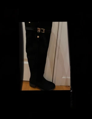 Xti boots - Jätte fina svarta skor från xti tentations. Köpte den från Zalando förra året men den kom aldrig till användning. De är helt nya. Den är svart med fina guldifa detaljer. Skriv om du undrar något. Köparen står för frakten. 
