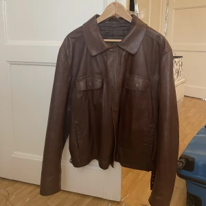 Brun läderjacka - Superfin läderjacka!! säljer då jag behöver pengar och har föööör många jackor hemma😅💕 Strl står ej men skulle säga passformen är oversized så S-M beroende på hur en vill att den ska sitta, har själv S på jackor och den är oversized på mig