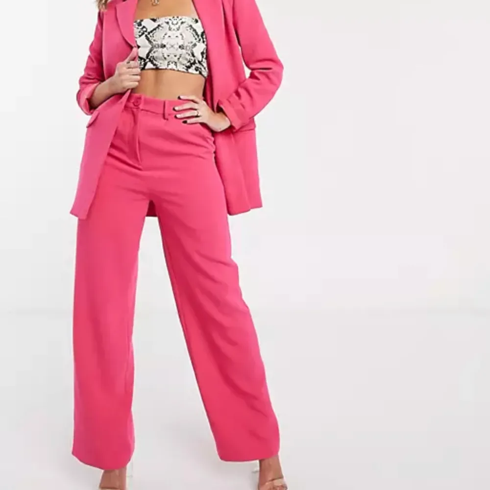 Rosa kostymbyxor från Ivy Revel, knappt använda. Säljer också matchande kavaj till! . Jeans & Byxor.