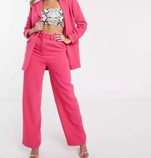 Rosa kostymbyxor från Ivy Revel, knappt använda. Säljer också matchande kavaj till! 