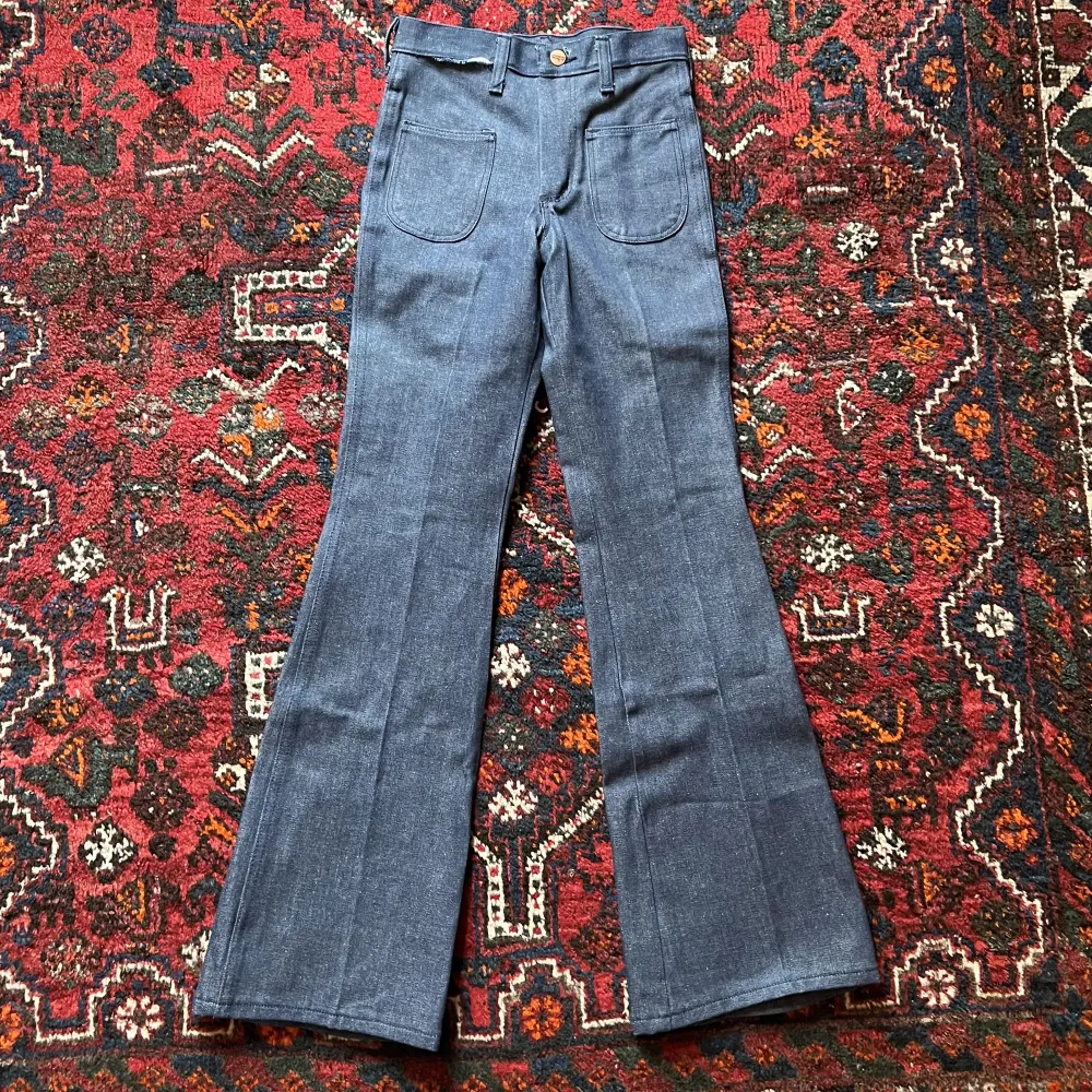 Jättefina vintage Wrangler jeans i bootcut model! Helt nya med orginal lappen kvar! Superbra tjockt jeansmaterial i mörk färg. Jeans & Byxor.