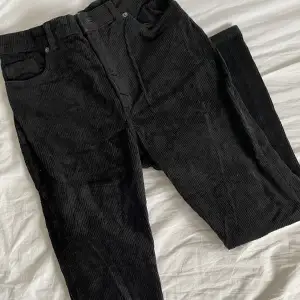Svarta stretchiga Manchester jeans, väldigt varma så perfekt till höst / vinter  Sitter högmidjat 