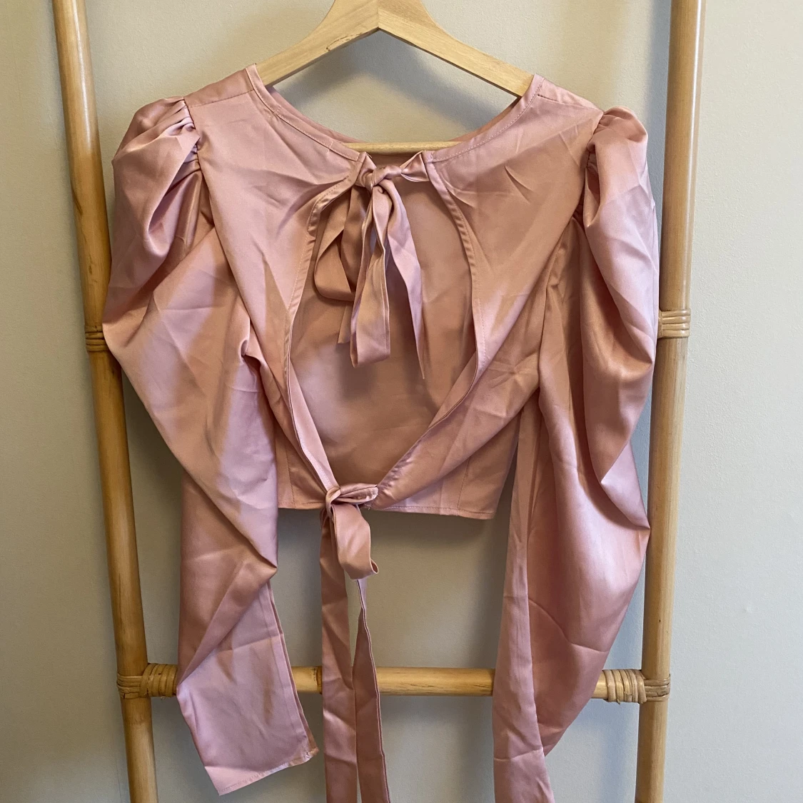 Topp från Shein aldrig använd med puffärmar och knytning i ryggen - 90