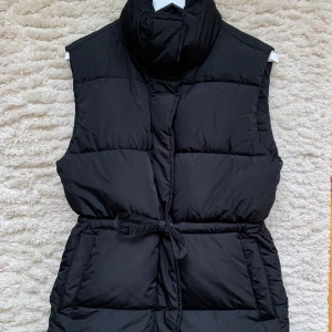 Täckväst från BikBok, XS - Täckväst från BikBok i storlek XS Helt ny, använd ca 1 gång 