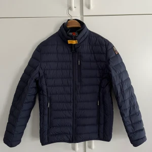 Parajumper jacka - Pjs jacka  Storlek Y-M passar S 8/10con  Vid frågor/ fler bilder dm  MvH