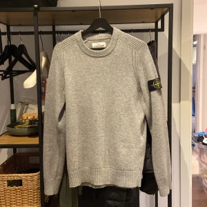 Stone Island Knitwear - Stone Island Knitwear storlek S och utmärkt skick, 9/10. Nypris ca 2600kr Certilogo kod finns på bild 2. Bara att skriva vid frågor!