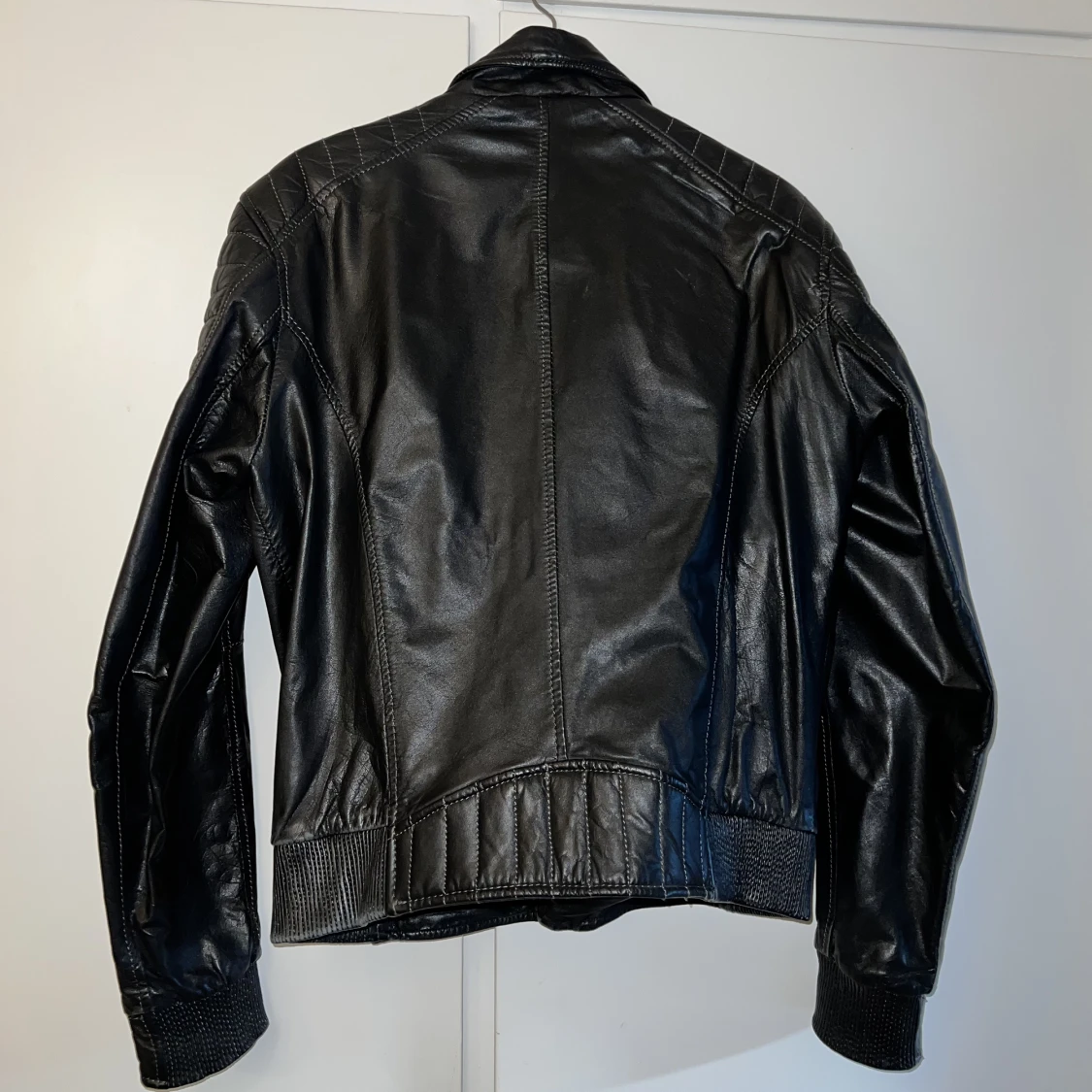 Kvalitativ äkta läderjacka - 90